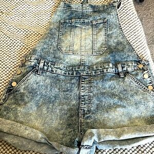 Light wash overalls shorts